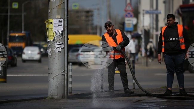 Продължава миенето на улици, тротоари и алеи в централната градска част на София, съобщиха от Столична община