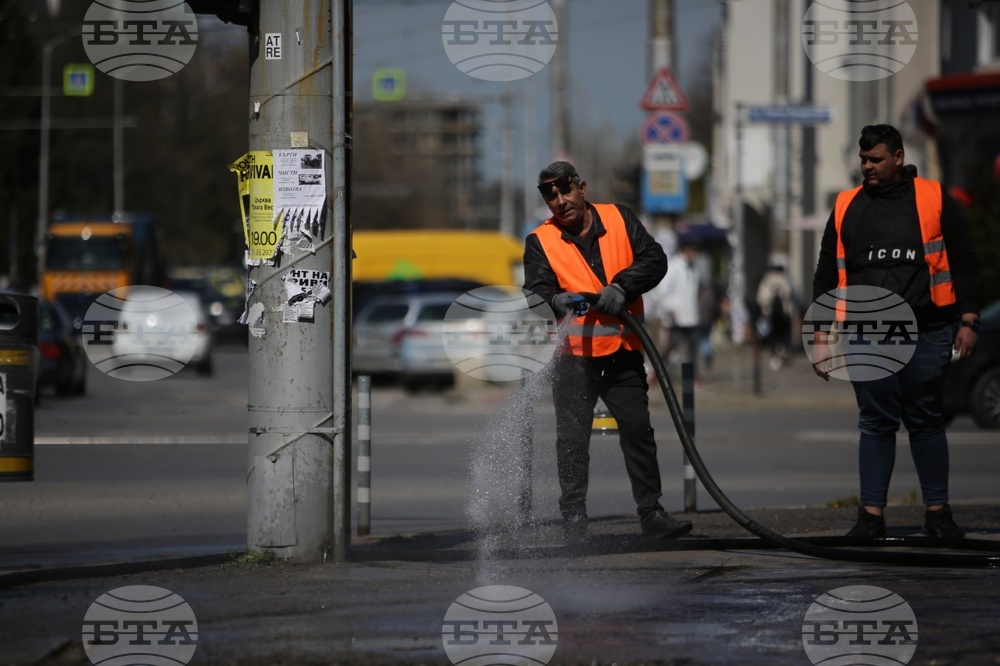 Продължава миенето на улици, тротоари и алеи в централната градска част на София, съобщиха от Столична община