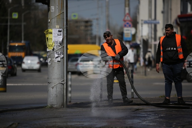 Продължава миенето на улици, тротоари и алеи в централната градска част на София, съобщиха от Столична община