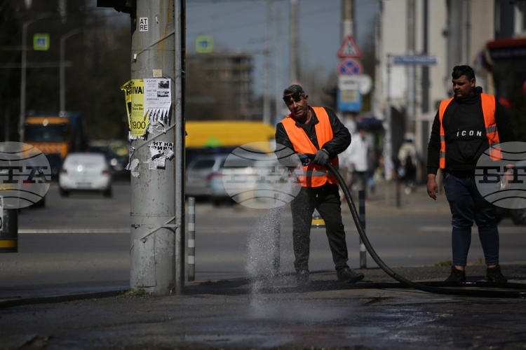 Столичната община продължава поетапното миене по карета в централната градска