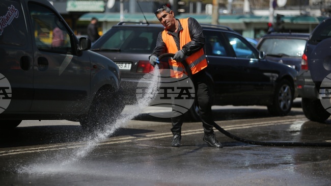 Миенето на улиците в София продължава в осем района, съобщиха от Столична община 