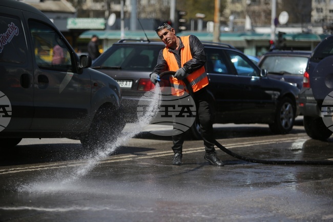 Миенето на улиците в София продължава в осем района, съобщиха от Столична община 