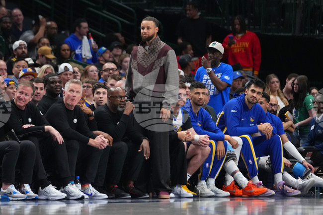 Стеф Къри ще участва за Голдън Стейт в плей-ин турнира на НБА, ако контузеното му коляно позволи, заяви старши треньорът Стив Кър