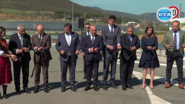 Премиерът Гълъб Донев и регионалният министър Иван Шишков откриха нов участък от магистрала "Европа"