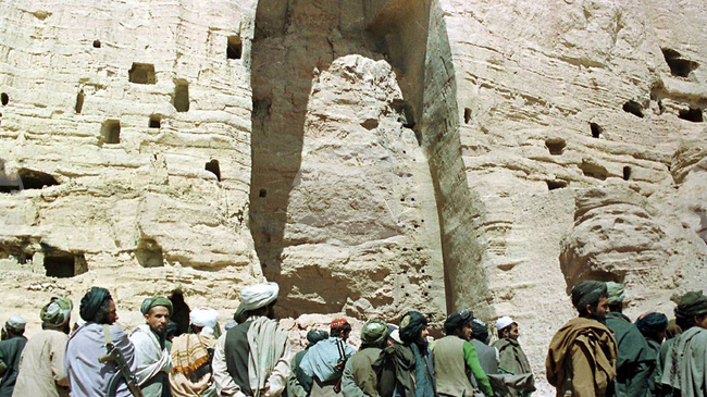 Преди 25 години чужденци виждат за първи път останките от гигантските статуи на Буда след разрушаването им от талибаните в Афганистан