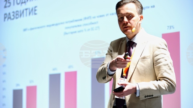 Следващото повишаване на кредитния рейтинг на България може да се забави предвид политическата ситуация у нас и войните около нас, смята експерт на ИПИ