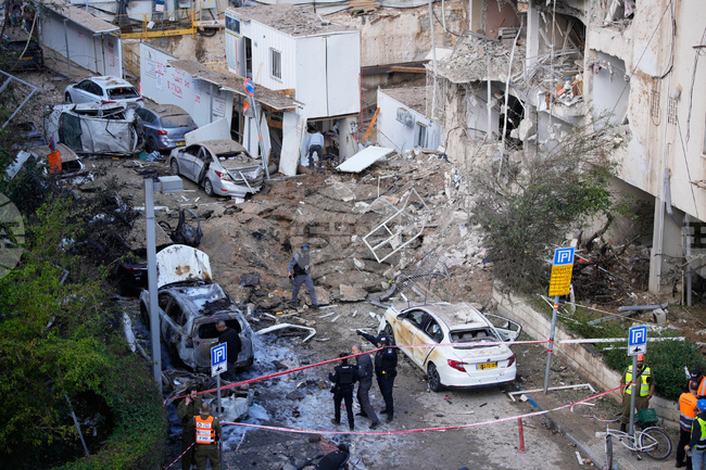 Иран изстреля тази сутрин нов залп ракети срещу Израел; шестима души бяха ранени в Тел Авив