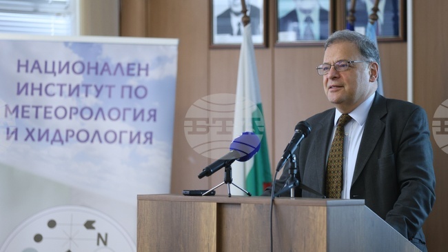 НИМХ се занимава с данните, с фактите, но от него научаваме също какво става с климата и с околната среда, каза служебният министър Юлиян Попов