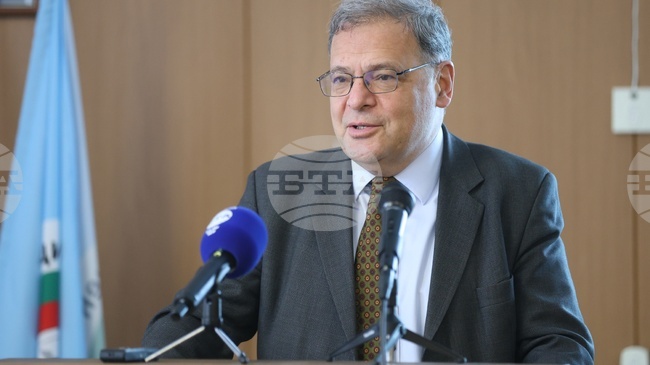 Служебното правителство има много голямата амбиция да свърши много неща за много малко време, заяви министър Юлиян Попов