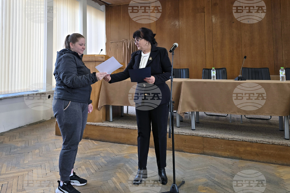 Видин - младежка заетост - връчване на трудови договори