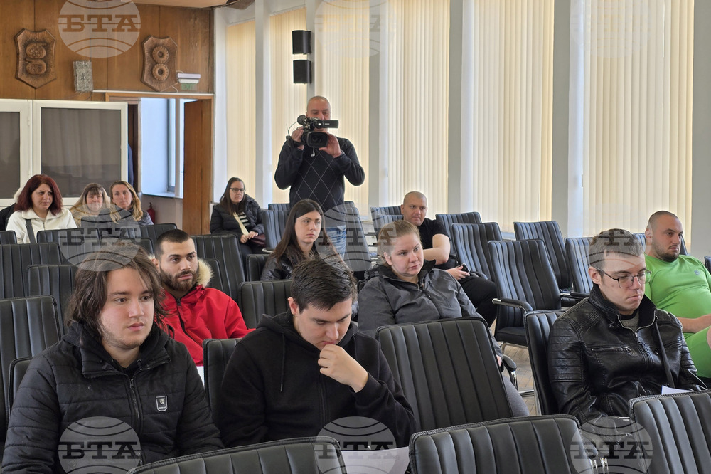 Видин - младежка заетост - връчване на трудови договори
