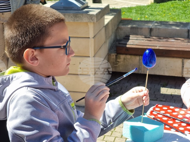 Ямбол - боядисване на яйца - подаряване на козунаци