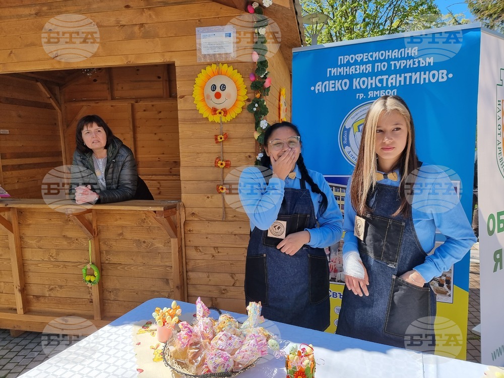 Ямбол - боядисване на яйца - подаряване на козунаци