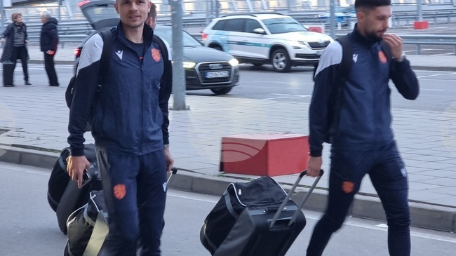 След повече от 15 часа полет българските национален отбор по футбол пристигна в Индонезия, днес тренировката ще бъде само фитнес