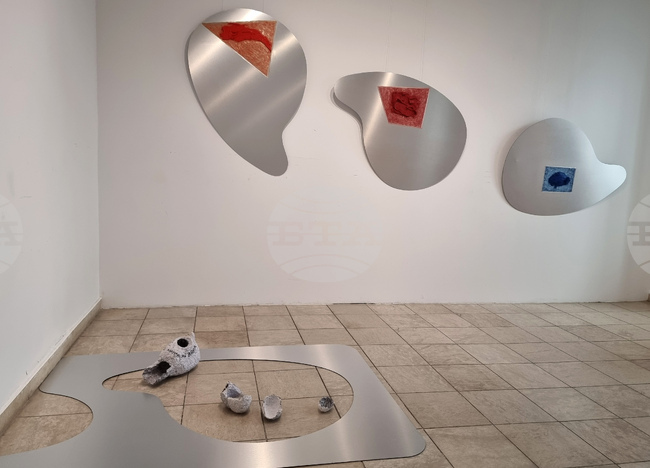 Светослава Георгиева и Галина Станева осмислят по различен начин липсите в обща изложба живопис и скулптура във Варненската градска галерия