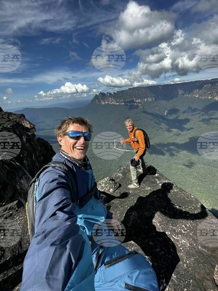 Българският парапланерист Весо Овчаров скочи от най-високия водопад в света