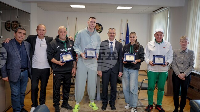 Спортният министър Димитър Илиев награди лекоатлетите Божидар Саръбоюков и Александра Начева