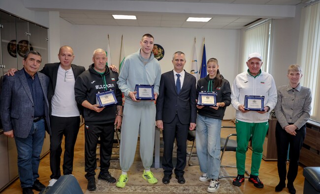 Спортният министър Димитър Илиев награди лекоатлетите Божидар Саръбоюков и Александра Начева