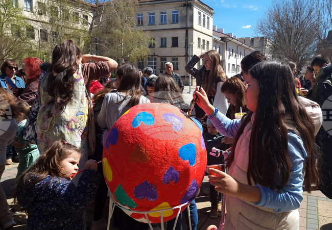 Разград - Велики четвъртък - боядисване на яйца