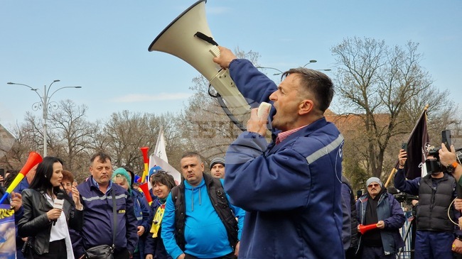 Над 1000 миньори протестират пред сградата на правителството в Букурещ