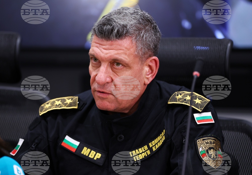 Полицията е осъществила две акции срещу нарушения на изборните права в Бургас и Лом, задържани са шестима 