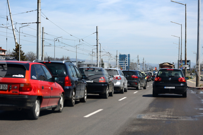 От 10:00 до 23:00 ч. движението в посока София при км 0 на АМ „Хемус“ ще се осъществява в двете скоростни ленти