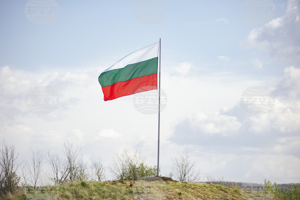 Два национални трибагреника ще посрещат вече гостите на Мездра