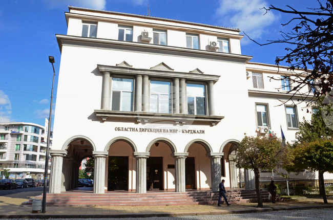 Дрехи с фалшиви марки са иззети от търговски обект в Момчилград