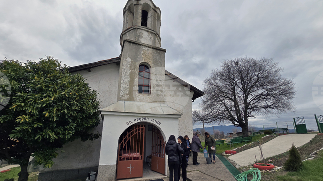 В навечерието на Благовещение доброволци почистиха двора на църквата в кърджалийското село Опълченско и засадиха нови растения