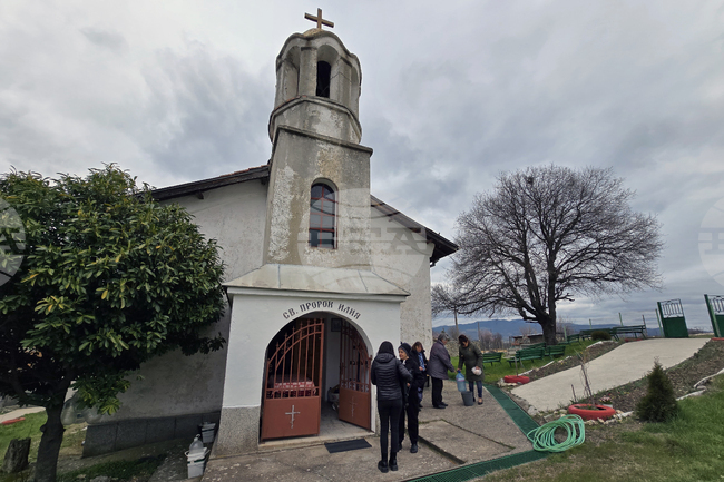 В навечерието на Благовещение доброволци почистиха двора на църквата в кърджалийското село Опълченско и засадиха нови растения