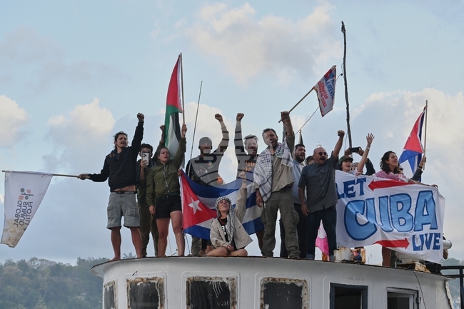 Бреговата охрана на САЩ опроверга по-ранното си изявление пред АФП, че двете изчезнали платноходки с хуманитарна помощ са пристигнали в Куба