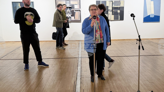 „Построено на геометричен принцип“ е особена изложба и носи различни пластове, каза директорът на СГХГ Аделина Филева