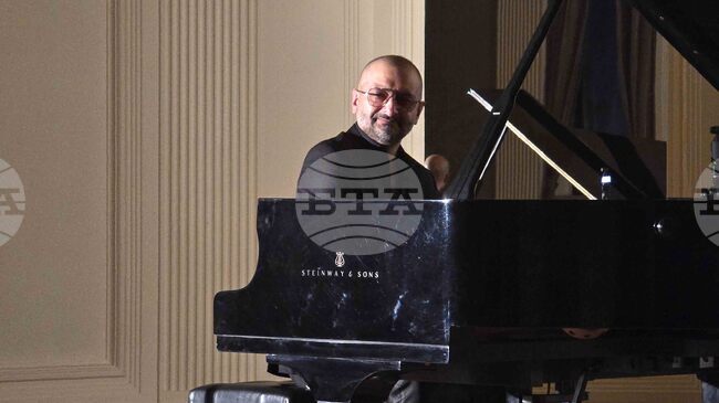 Хубаво е да следваме сърцето си, каза пианистът и композитор Живко Петров по време на концерта си в Добрич