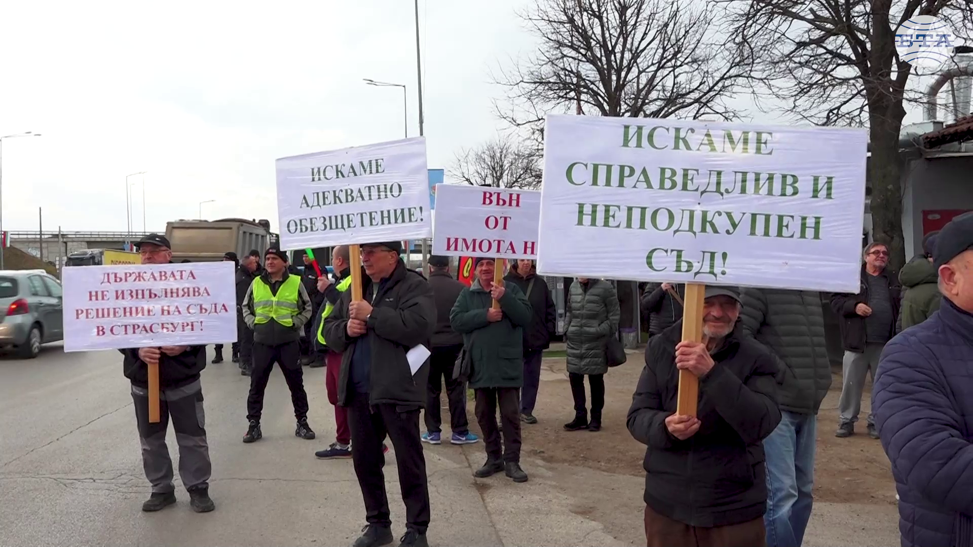 Граждани се събраха на протест в района на учебно-опитно поле „Враждебна“ заради имоти, които според тях са неправилно отчуждени