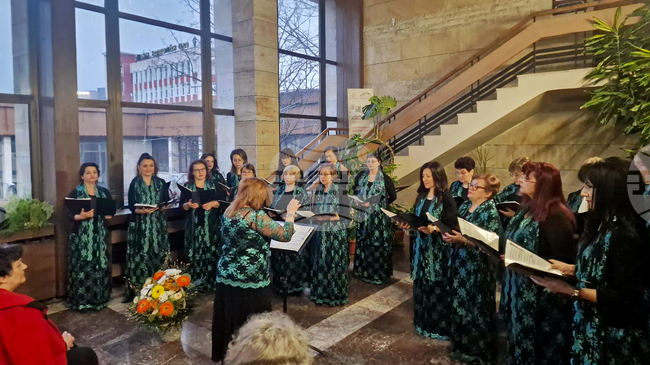 Женският хор „Златна лира“ в Търговище поднесе на почитателите си празничен концерт за Благовещение