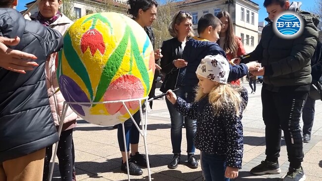 Малки художници изрисуваха големи великденски яйца в центъра на Разград