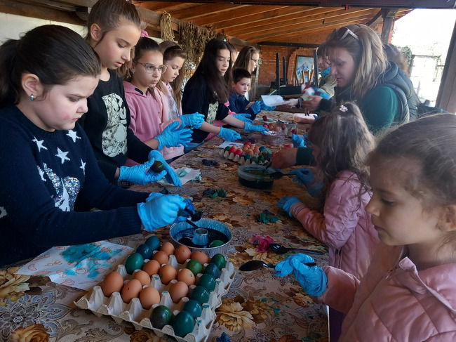 Белоградчик - Велики четвъртък - деца - великденски яйца