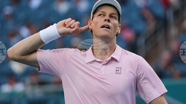 Яник Синер се класира за четвъртфиналите на тенис турнира в Маями, Александър Зверев също продължава без грешка