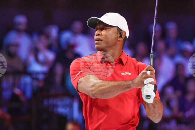 Тайгър Уудс бе арестуван за шофиране в нетрезво състояние след катастрофа, при която автомобилът му се преобърнал настрани 