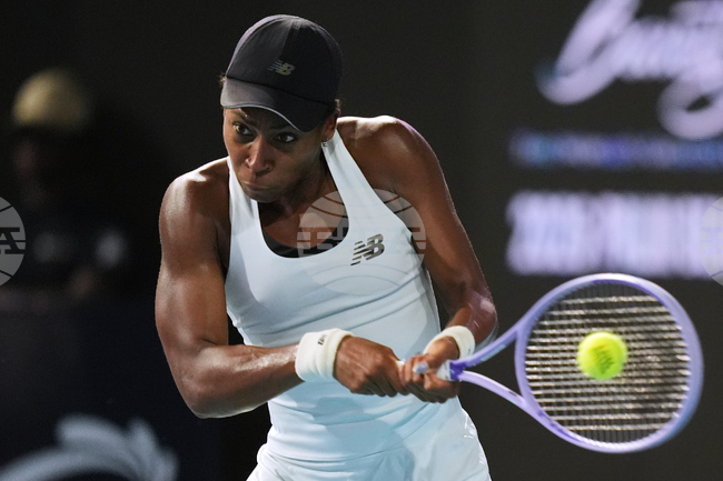 Коко Гоф елиминира в три сета Белинда Бенчич на турнира по тенис в Маями, ще играе на полуфинал срещу Каролина Мухова