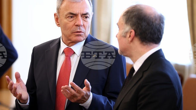 Всички сигнали за политическа агитация в училища се предават на МВР, каза служебният министър Сергей Игнатов