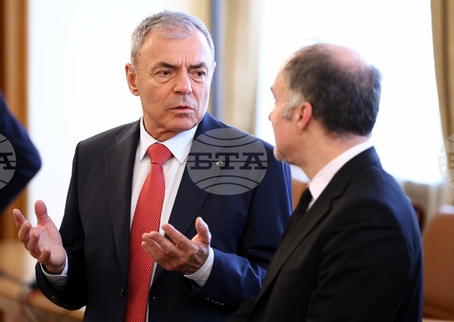 Всички сигнали за политическа агитация в училища се предават на МВР, каза служебният министър Сергей Игнатов