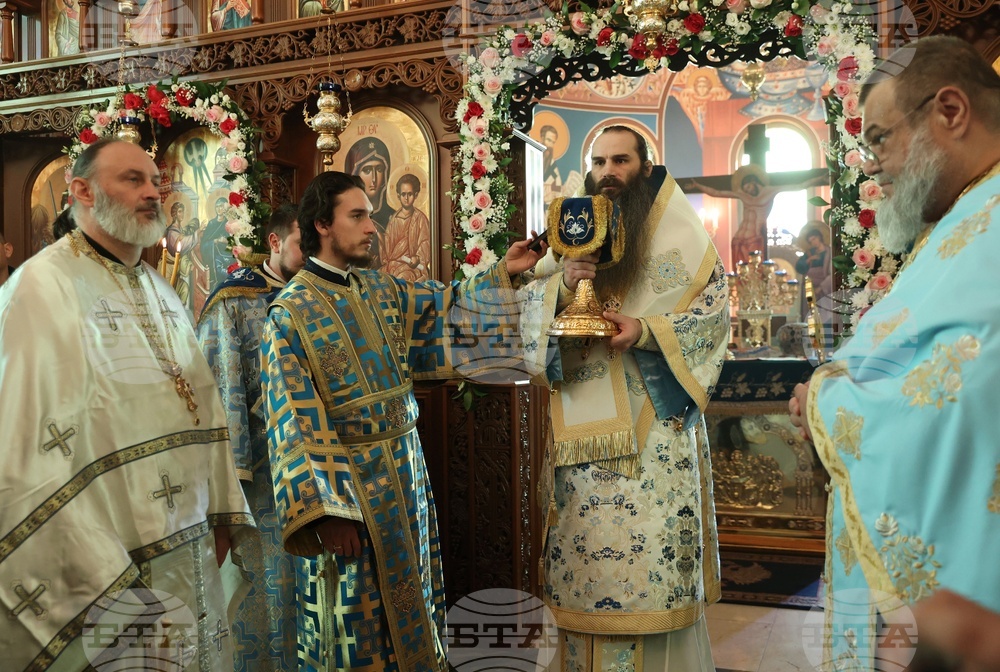 Храм „Свето Благовещение“- патриарх Даниил- света златоустова литургия