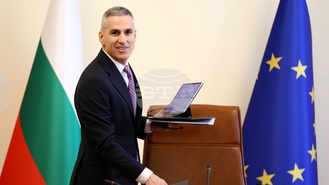 Caretaker PM Discusses with Experts Measures against Middle East Crisis Economic Impact