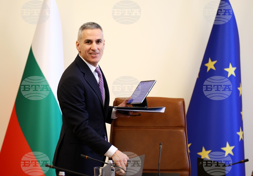 Caretaker PM Discusses with Experts Measures against Middle East Crisis Economic Impact