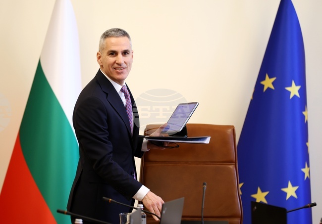 Caretaker PM Discusses with Experts Measures against Middle East Crisis Economic Impact