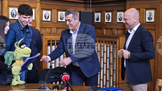 Националната гимназия за сценични и екранни изкуства в Пловдив получи официално документите за новата си сграда 