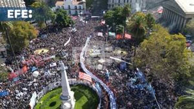 ЕФЕ: Десетки хиляди демонстранти в Аржентина поискаха справедливост по случай 50-годишнината от началото на военната диктатура