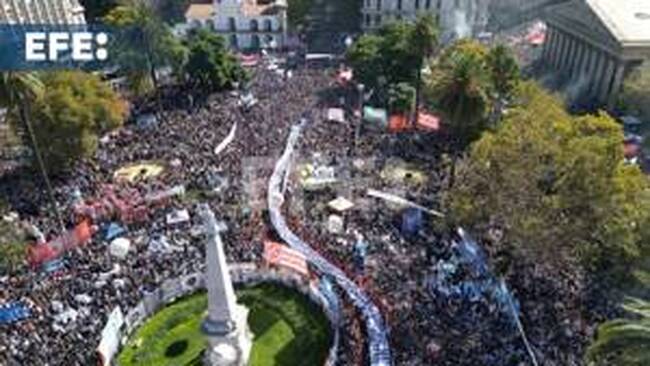 ЕФЕ: Десетки хиляди демонстранти в Аржентина поискаха справедливост по случай 50-годишнината от началото на военната диктатура