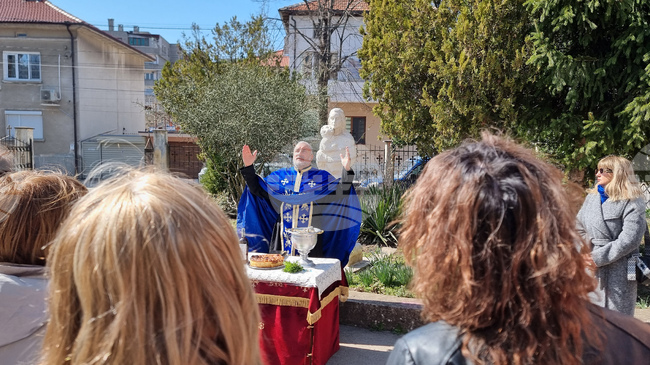 Водосвет за здраве и благоденствие на членовете и стипендиантите на сдружение „Майчина грижа" бе отслужен на Благовещение в Добрич